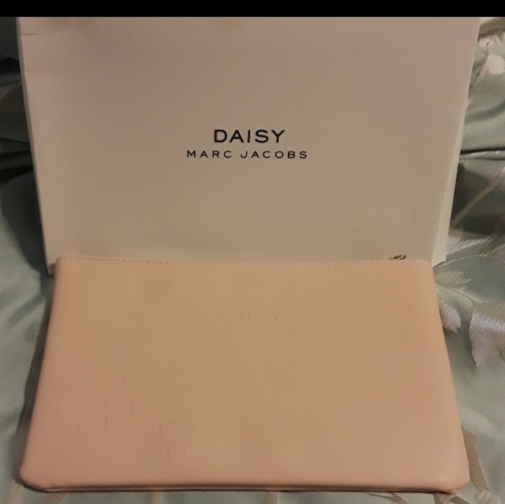HOST PICK🎉  NIB BEAUTIFUL MARC JACOBS CLUTCH - Picture 7 of 7